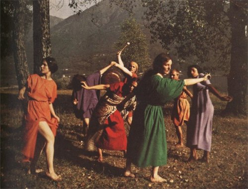 Rudolf Laban med elever på Monte Verità i Schweiz, kanske världens första vegan- och konstkollektiv i början av 1900-talet