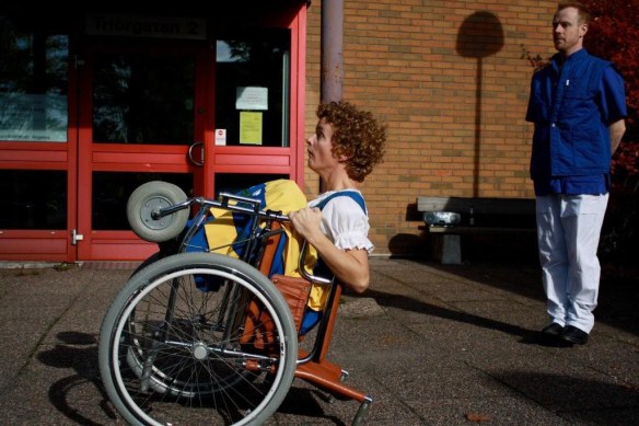 Luisa dansar utanför vårdcentralen i Angered