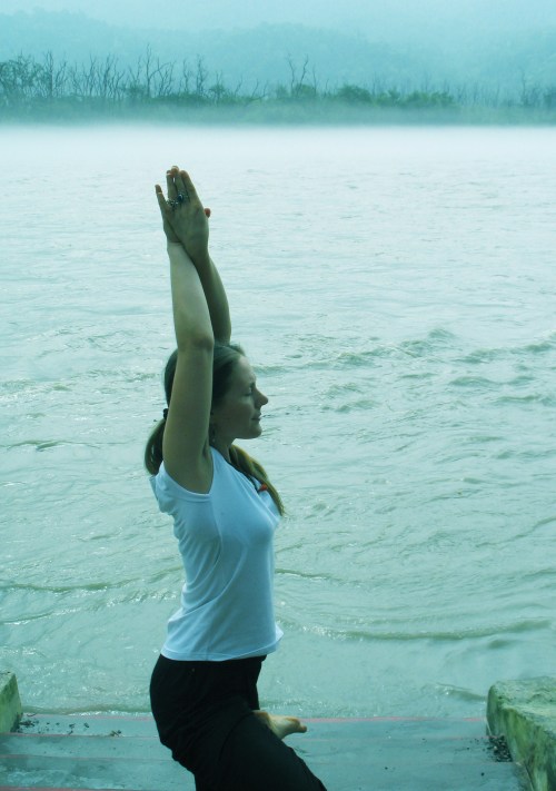 Pooja gör yoga i Rishikesh vid Ganges 