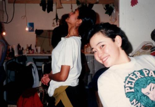 Lee i damlogen på Nationaltearn, tillsammans med dansaren Martha Gillot och skådespelerskan Åsa Bodin. 